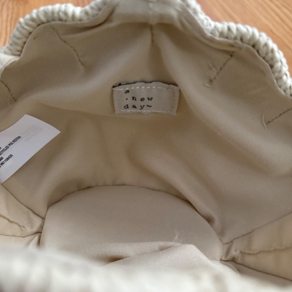 Viral Wicker Seashell Bag With Pearl Strap - Picture 6 of 7